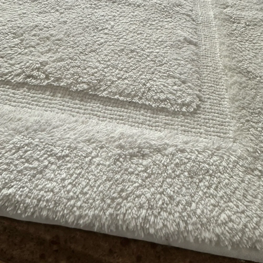 Plush Luxurious White Bathroom Mat